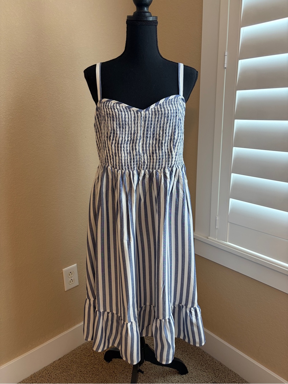 Torrid Mini Challis Smocked Sun Dress Size 1(XL) Sweetheart Silhouette Beach J4 - Picture 2 of 8